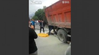 【動画】トラックに轢かれバラバラになってしまった男性…。※閲覧注意