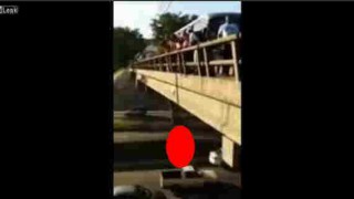 【閲覧注意】ブラジルで見つかった橋からぶら下がった女性の遺体…。