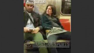 【動画】ニューヨークの地下鉄でオナニーしながら隣の男性を誘惑する女性。