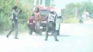 【衝撃動画】タイの警察は武器を持った相手にはこうやって対処しますｗｗｗｗｗ