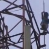 【閲覧注意】中学生くらいの男の子が鉄塔から飛び降りる瞬間。自殺。