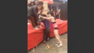 【動画】中国の農村のパーティーでビキニの女性にまな板ショーを強制されるおっさんｗｗｗ