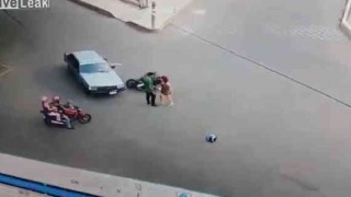 【事故動画】バイクに乗った女性が自動車の側面に衝突→無傷のパンチラｗｗｗｗｗ