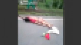【閲覧注意】バイク事故でなぜか下半身裸になってしまった女性…。