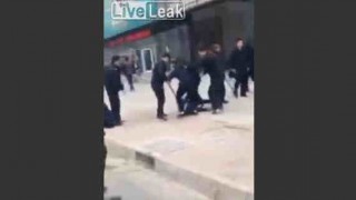【動画】中国で複数の警察官にボコられる男性が撮影される…。