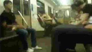 【動画】ロシアのバカップル、地下鉄電車内でセックスして他の乗客に怒られるｗ