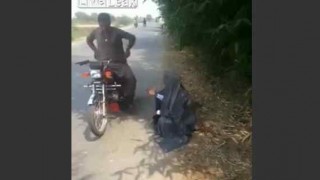 【衝撃動画】物乞いに少しのお金を恵もうとしたら財布とバイクを盗まれちゃう男性。