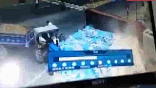 【事故動画】カーブで横転したタイルを大量に乗せたトラックが4人をタイルで押し潰す…。