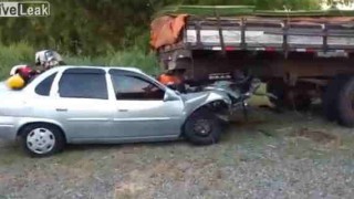 【閲覧注意】トラックの荷台の下に乗用車が潜り込んでしまう事故直後の動画。