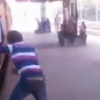 【衝撃動画】電車に乗りながら遊んでいた少年の払う大きな代償