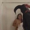 【動画】全裸でシャワー中の女の子にチェーンソードッキリ