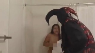 【動画】全裸でシャワー中の女の子にチェーンソードッキリ