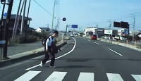 DCの飛び出し自殺！？愛媛で撮影された道路脇に座り込んでいたDCが突然飛び出してくる車載。