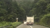 完全に頭イカレテル。徳島の国道で撮影されたトラックの鬼のような煽り運転が話題に。