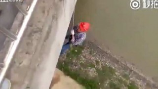 【事故動画】橋で作業中の作業員のロープが切れて落下…。