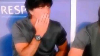 【衝撃動画】サッカーのドイツ代表監督が股間とケツの臭いを確認してるぞｗｗｗ