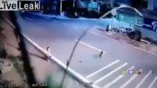 【事故動画】道路に飛び出した子供を制止しようとした母親が乗用車に撥ねられる…。
