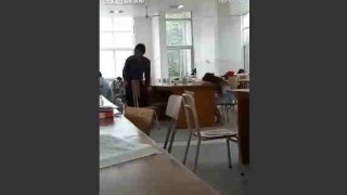 【動画】図書館で寝てる女子大生のデルタゾーンを盗撮しようとするヤツ。