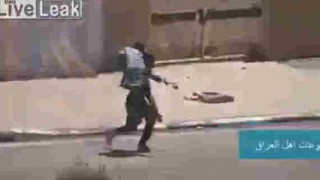 【動画】民間人を担いで救出中のイラク兵が足を撃たれて倒れる…。