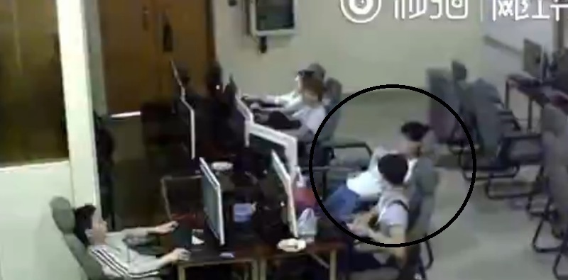 【動画】ネットカフェの監視カメラに信じられない映像が記録されていた・・・