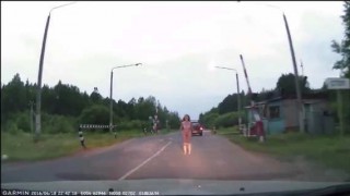 【エロ注意】車道の真ん中でストリップショーしてる女性ｗｗｗ