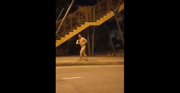 【衝撃動画】ジョギングするのに服を着るのを忘れてしまい全裸の男性ｗｗｗ