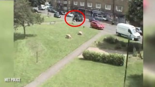 【衝撃動画】カージャックされた走行中の乗用車から12歳の女の子が飛び降りて脱出する瞬間。