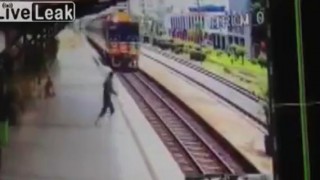 【閲覧注意】自殺しようとしたのか？女性が電車に飛び込む瞬間から救出直後の動画。
