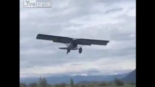 【衝撃動画】プロペラ機が激しい向かい風の中、着陸成功。