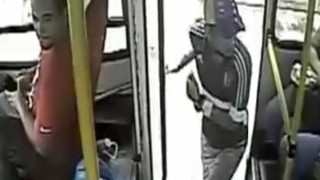 【閲覧注意】路線バスの監視カメラに映ったあっという間に起きた殺人事件の動画。