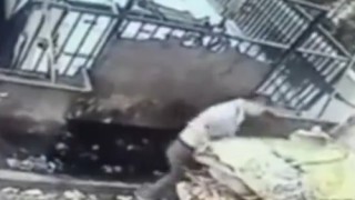 【閲覧注意】ゴミ処理施設で働く男性が足を滑らせてプレスされてしまう（動画）