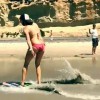 【衝撃動画】浜辺で凄テク見せてくれるビキニの女の子ｗ