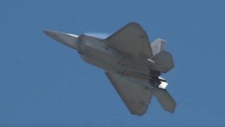 【衝撃動画】戦闘機『F-22 RAPTOR（F-22ラプター）』の飛行性能を撮影した動画。