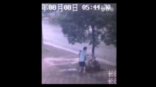 【犯罪動画】チェーンロックが掛かった自転車を衝撃的な方法で盗む男。