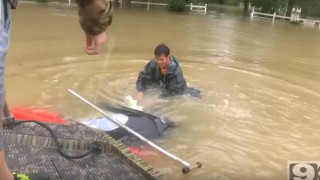 【動画】洪水で沈んでゆく乗用車の中から老人とワンちゃんを救出する勇敢な男。