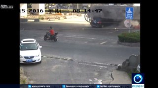 【事故動画】タンクローリーに乗用車がペシャンコにされてしまう瞬間…。