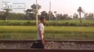 【動画】良い子は絶対にマネしないで下さい！列車の通過を寝そべって待つ男。