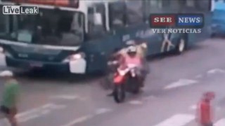 【犯罪動画】ブラジルの道路上で白昼堂々と行われた殺人の瞬間動画。
