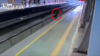 【閲覧注意】酔った男性が線路に侵入→電車とホームに挟まりぐるぐる回転しながら轢かれる。