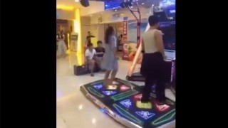 【動画】ゲーセンでダンスゲームしてたらパンティ落ちてきちゃった女の子ｗｗｗ