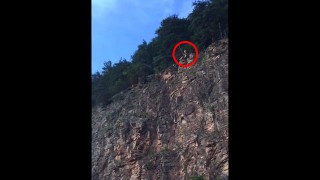 【激痛動画】とてつもなく高い崖からのクリフジャンプで着水失敗…。