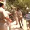 【衝撃動画】インドの警察官同士が木の棒で戦ってるんだけどｗｗｗ