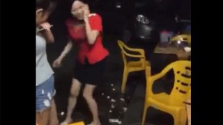 【動画】飲み会でチンコの大きさを若い女の子二人にチェックされる男ｗｗｗ