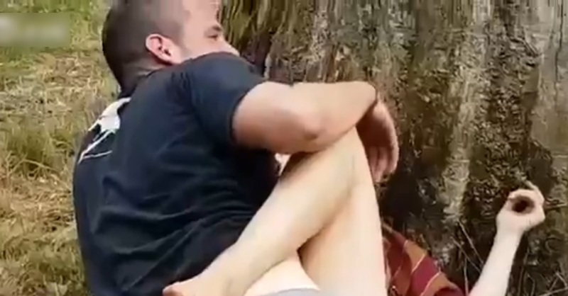 【動画】凄いな…。真っ昼間の公園で完全にチ●コ入れてセ○クスしてるカップルがいる