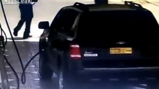 【事故動画】ハイブリッドカーを子供をのせたまま充電中してたらいきなり炎上する…。