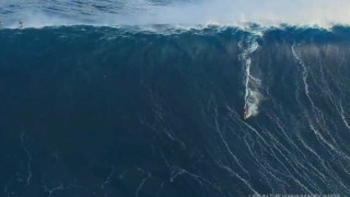 【衝撃動画】ハワイで超巨大な波に乗りサーフィンする『Yuri Soledad』。