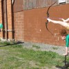 【衝撃動画】逆立ちして足で弓を弾き風船に命中させる凄技を見せてくれるレオタードの女の子。