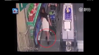 【事故動画】またもや殺人エスカレーターか！？中国にて靴ひもが絡まってしまう女の子が。