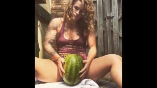 【動画】お股でスイカを割るマッチョな女性ｗｗｗ