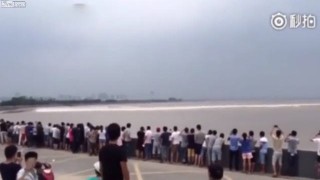 【動画】中国・銭塘江の大逆流を見に来た観光客たちを大きな波が飲み込む…。